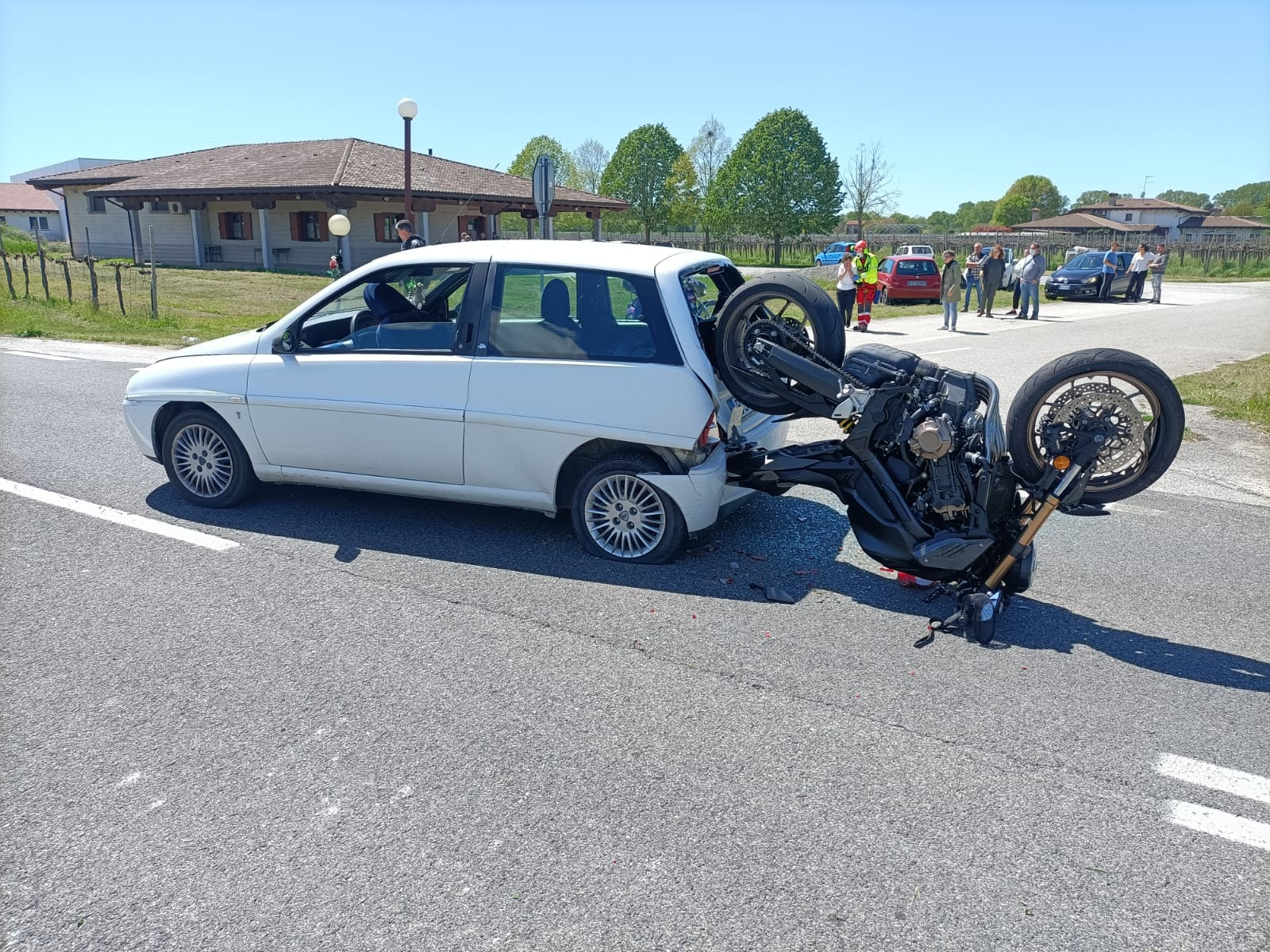 Immagine per Incidente a San Canzian, moto si impenna contro auto: ferito 19enne